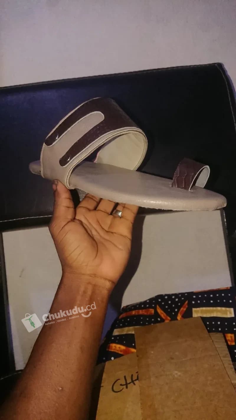 Nous sommes maison action du cuir, nous fabriquons des :sandals, soulier, sac a