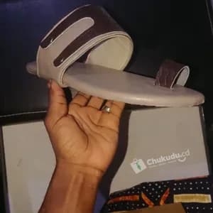 Nous sommes maison action du cuir, nous fabriquons des :sandals, soulier, sac a