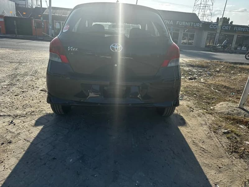 TOYOTA VITZ — photo 3