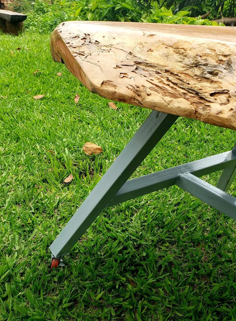 Table — photo 3