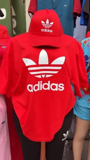 T-shirt + chapeau