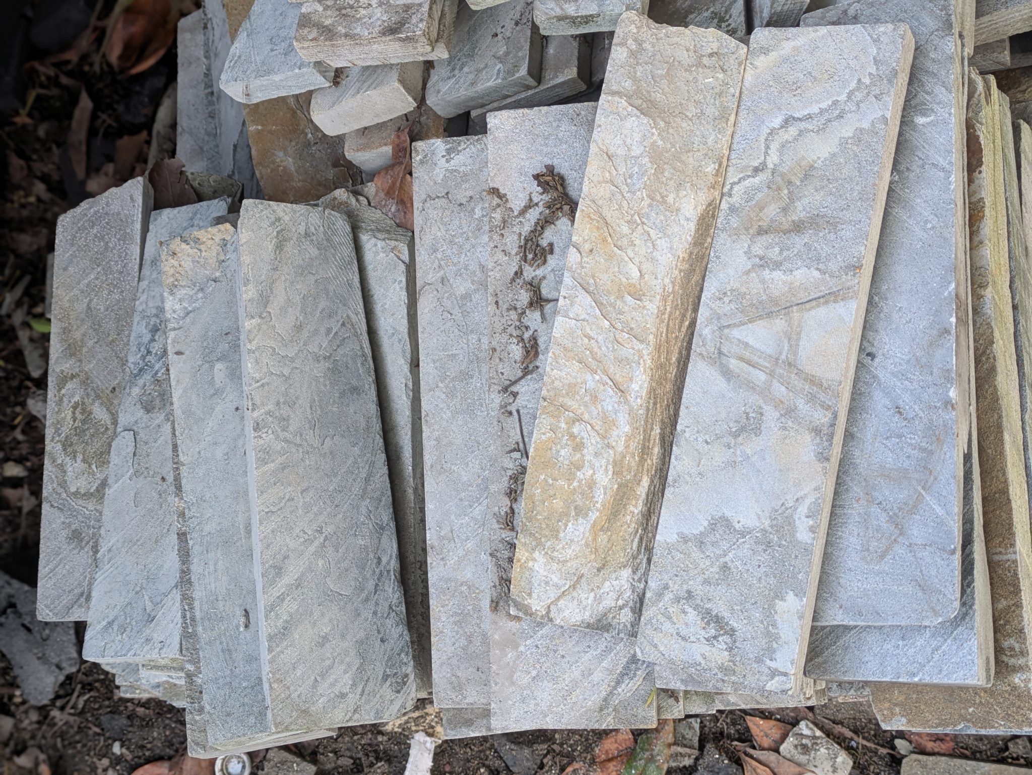 Pierres plates