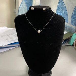 collier simple avec une perle