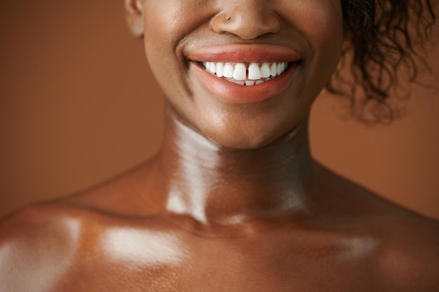 sourire-pleines-dents-diasteme_274689-33145